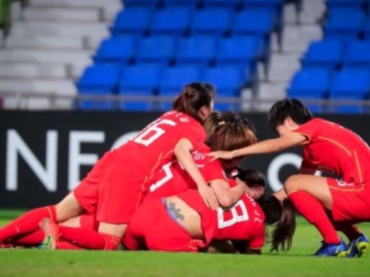 中国女足亚洲杯_日本队后卫头球解围不远，皮球被防守球员挡出底线